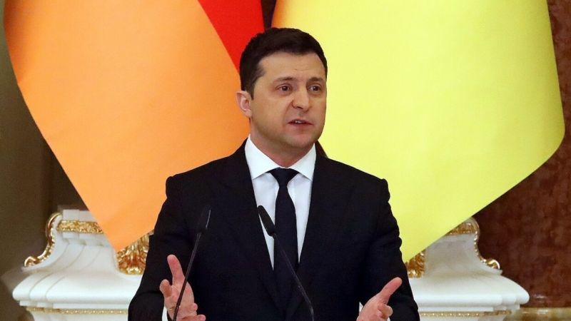 زيلينسكي يعرب عن التزامه بـ"مسار دبلوماسي سلمي" كحل للتوتر شرق أوكرانيا