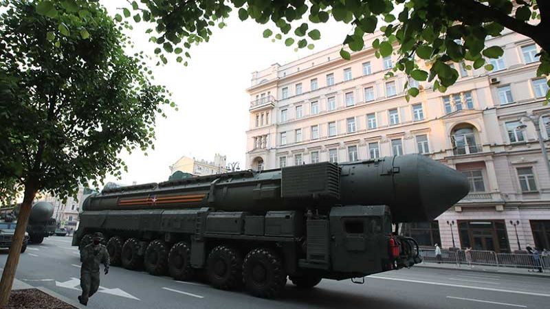لماذا لوّح الرئيس الروسي للغرب بالسلاح النووي؟