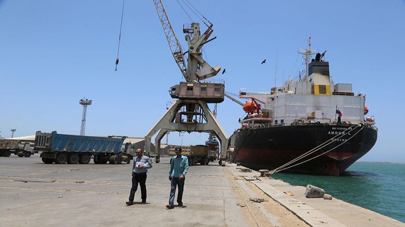 تضييق الخناق على اليمنيين في المناطق الحرة وإغلاق ميناء الحديدة مستمرّ
