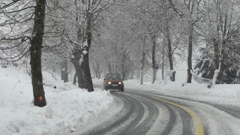 لبنان: ورش البلديات تعيد فتح طرق الضنية التي أغلقتها الثلوج