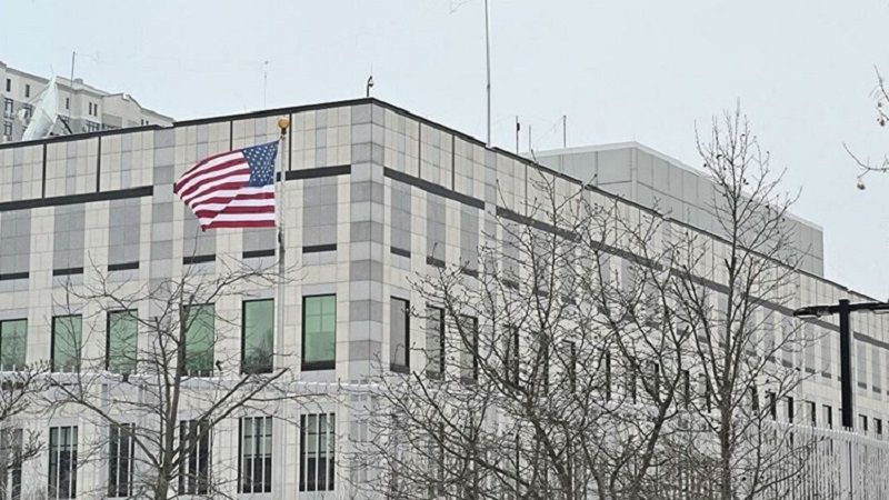 الموظفون الأوكرانيون في السفارة الأميركية بكييف: أميركا تخلّت عنّا