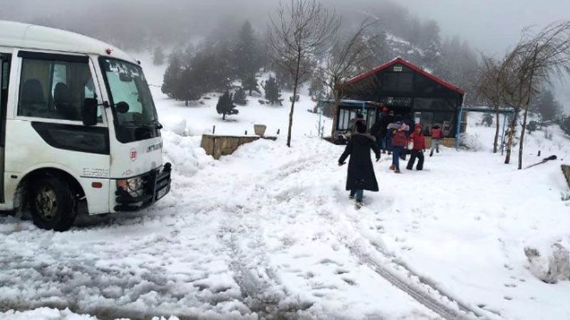 لبنان: انقاذ ركاب حافلة احتجزتها الثلوج اعالي القموعة 