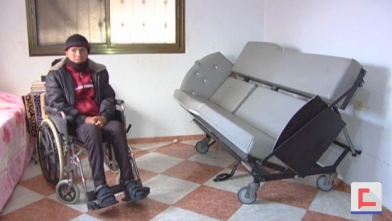 الحاجة أم الاختراع... جريح فلسطيني يبتكر سريرًا للمصابين بالشلل