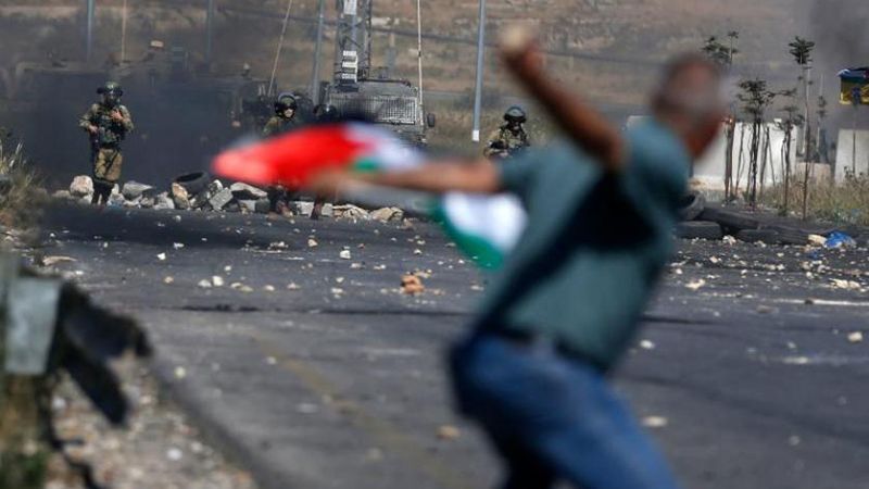 فلسطين المحتلة: اندلاع مواجهات بين شبان وقوات الاحتلال على المدخل الشمالي لمدينة رام الله