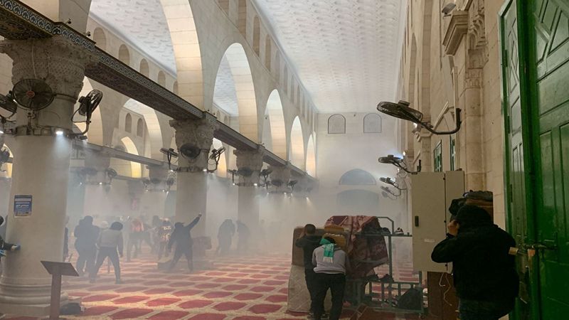 المسجد الأقصى يتحوّل الى ساحة حرب: الإصابات تتجاوز المئة في اعتداءات على المُصلّين