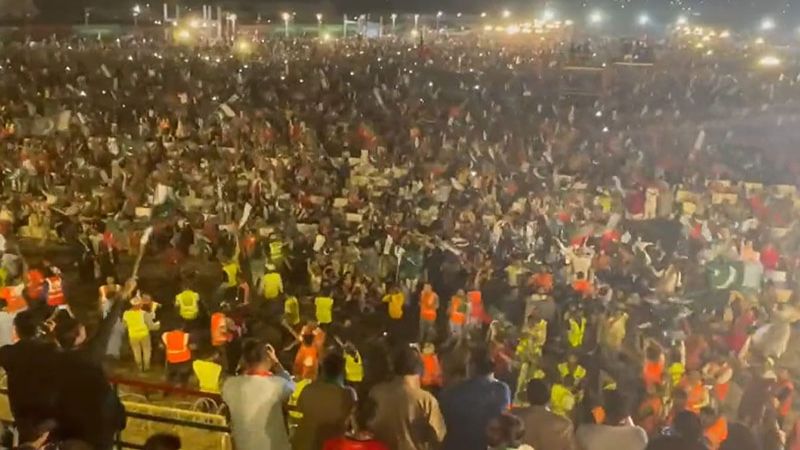 باكستان: حشود كبيرة في كراتشي تأييداً لعمران خان