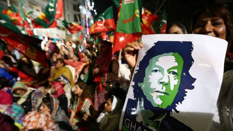 عمران خان يواصل المعركة: الآلاف يحتشدون تأييدًا له في لاهور