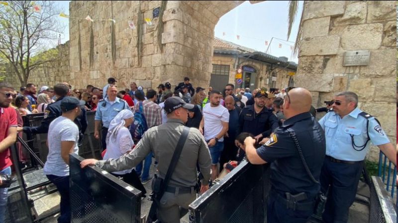 خلال احتفالهم بـ &quot;سبت النور&quot;.. الاحتلال يعتدي على المسيحيين في القدس المحتلّة