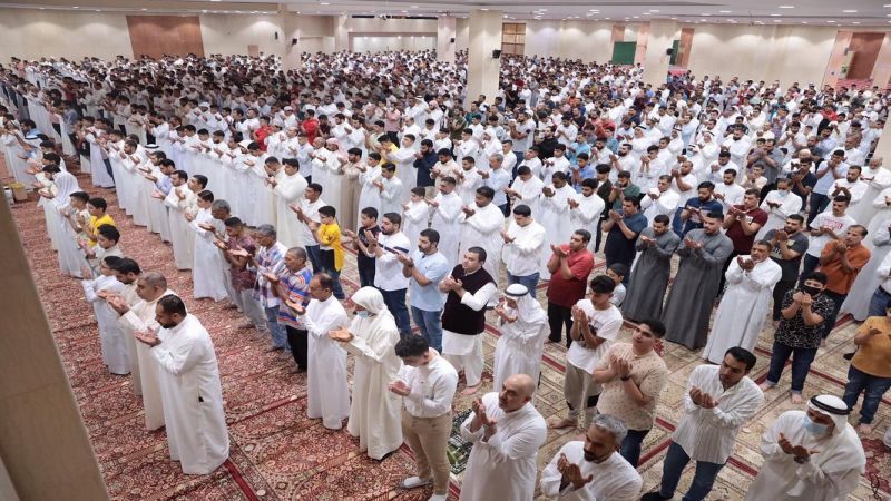 المؤمنون في البحرين والكويت يؤدون صلاة العيد