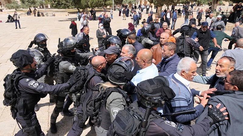 الاحتلال يواصل انتهاكاته بالأقصى.. عشرات الاعتقالات ومنع المصلّين من الدخول