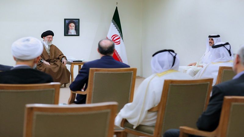 الإمام الخامنئي لأمير قطر: المُتوقّع من العالم العربي الدخول الصريح إلى ميدان العمل السياسيّ في مواجهة جرائم الصهاينة