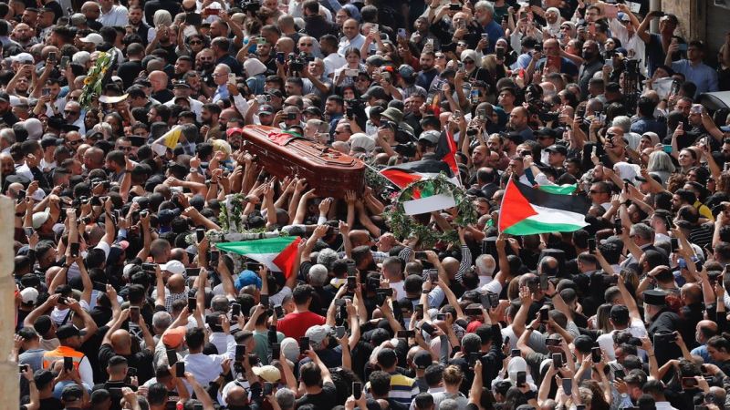 في مشهد مهيب.. الآلاف يشيعون جثمان الشهيدة أبو عاقلة في القدس المحتلة