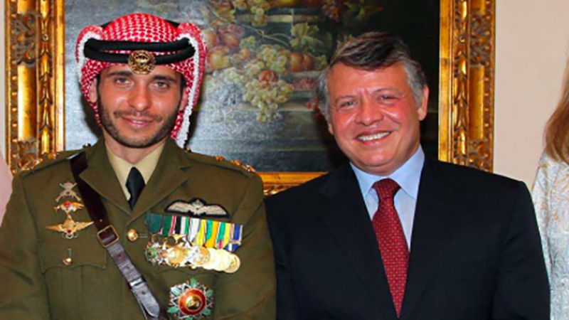 ملك الأردن يقيّد اتصالات الأمير حمزة وإقامته وتحركاته