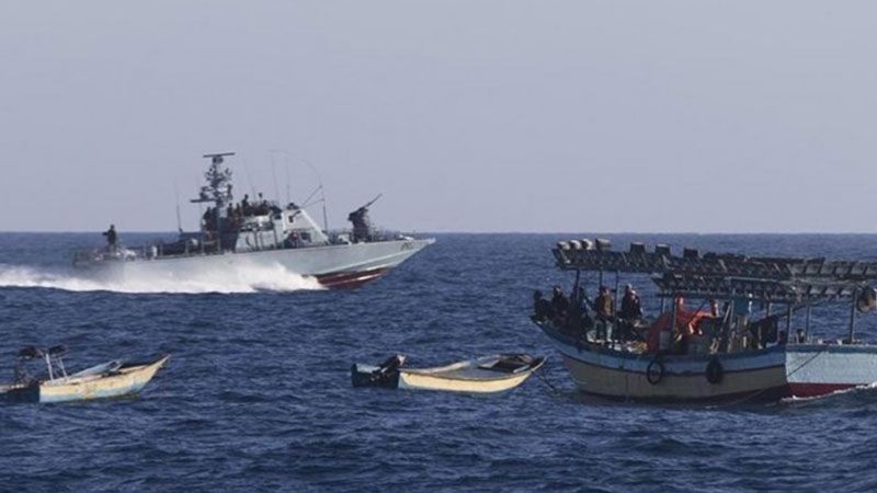 زوارق الاحتلال تستهدف مراكب الصيادين في بحر رفح وخانيونس