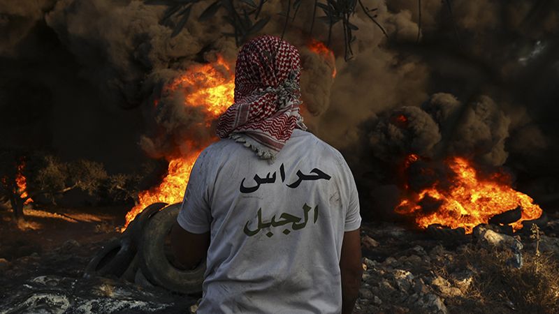 فلسطين المحتلة: اندلاع مواجهات بين الشبان وقوات الاحتلال في محيط جبل صبيح ببلدة بيتا جنوب نابلس