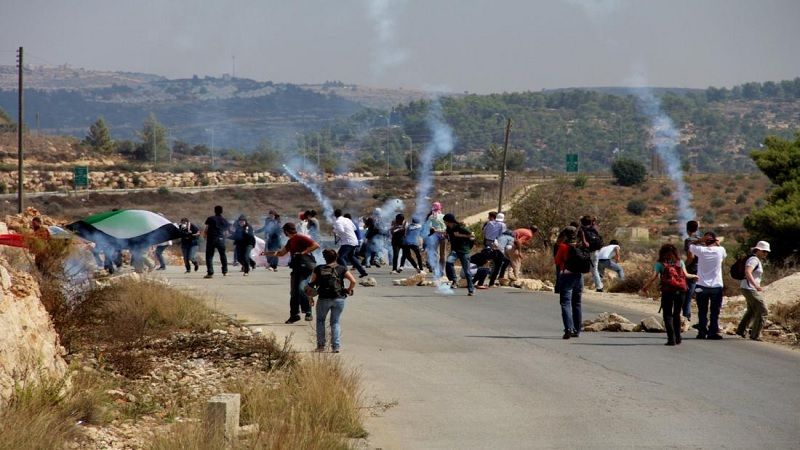 فلسطين: قوات الاحتلال تطلق القنابل الغازية بكثافة خلال المواجهات في بلدة عزون شرق قلقيلية
