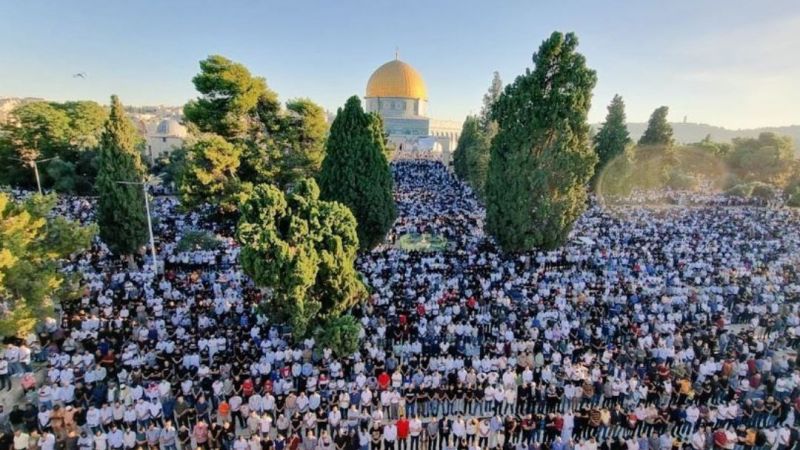 عشرات آلاف الفلسطينيين أدوا صلاة عيد الأضحى في المسجد الأقصى