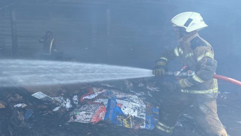 لبنان: إخماد حريق ضخم في مصنع للكرتون والبلاستيك في الشويفات