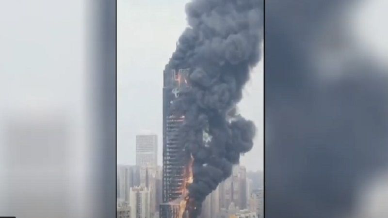 فيديو.. حريق يلتهم ناطحة سحاب في الصين