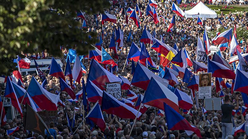 التشيكيون ينتفضون في وجه الحكومة: لإنهاء العقوبات المفروضة على روسيا