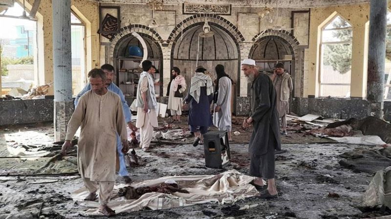 عشرات الشهداء والجرحى بانفجار مسجد في أفغانستان