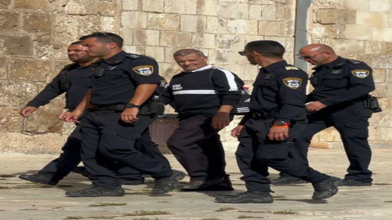 الإحتلال يعتقل الفلسطيني نائل جبارين أثناء تواجده في المسجد الأقصى