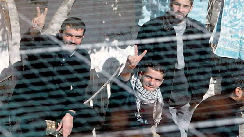 30 أسيرًا يواصلون إضرابهم لليوم الـ13 رفضًا لسياسة الاعتقال الإداري