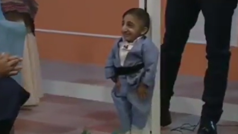 بالفيديو: الإيراني زاده أقصر رجل في العالم