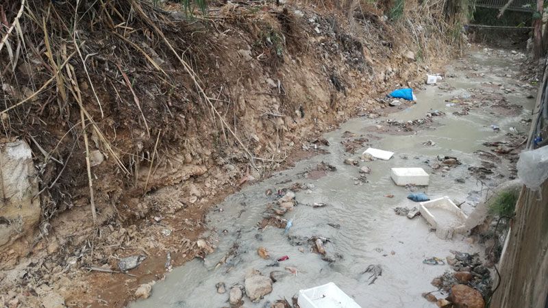 قبيل موسم الأمطار: وزارة الأشغال تُطلق ورشة تنظيف مجرى نهر الغدير