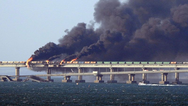روسيا تتهم المخابرات الأوكرانية بتفجير جسر القرم