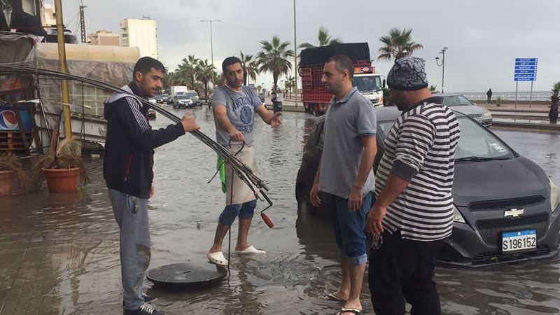 لبنان: فرق بلدية صيدا تستنفر لمواجهة تداعيات الأمطار الغزيرة 