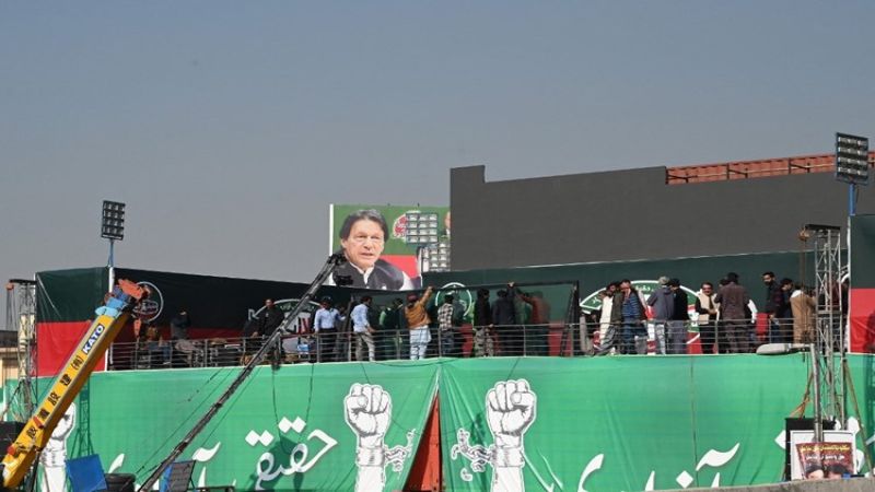 عمران خان يتقدّم &quot;مسيرة طويلة&quot; بمشاركة آلاف الباكستانيين