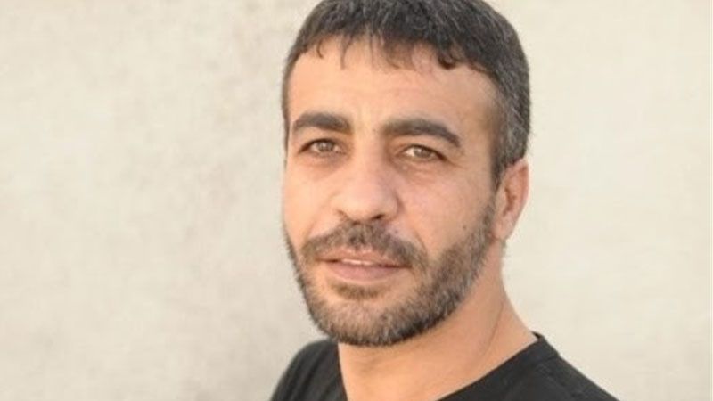 عائلة الأسير ناصر أبو حميد تناشد الصليب الأحمر الدولي التدخل لنقله من سجن "الرملة" إلى مستشفى مدني