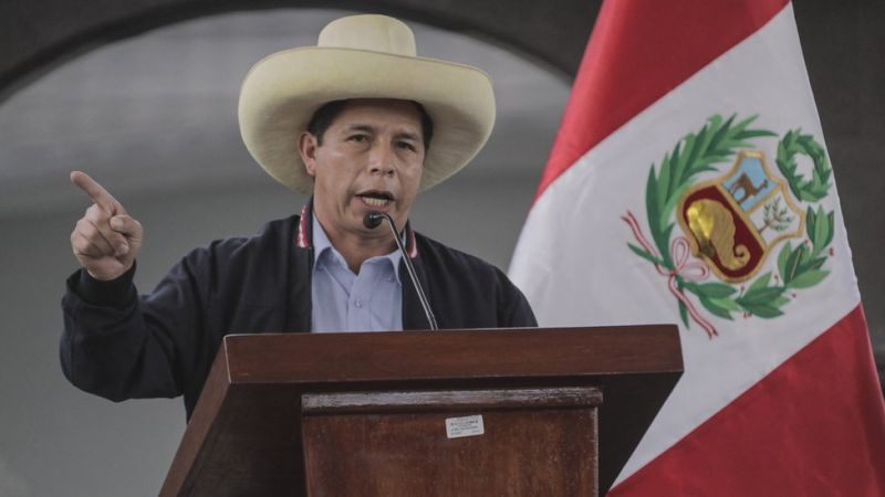 بيرو : الشرطة تعتقل الرئيس بيدرو كاستيلو بعد قرار البرلمان بعزله وتصفه بالرئيس السابق