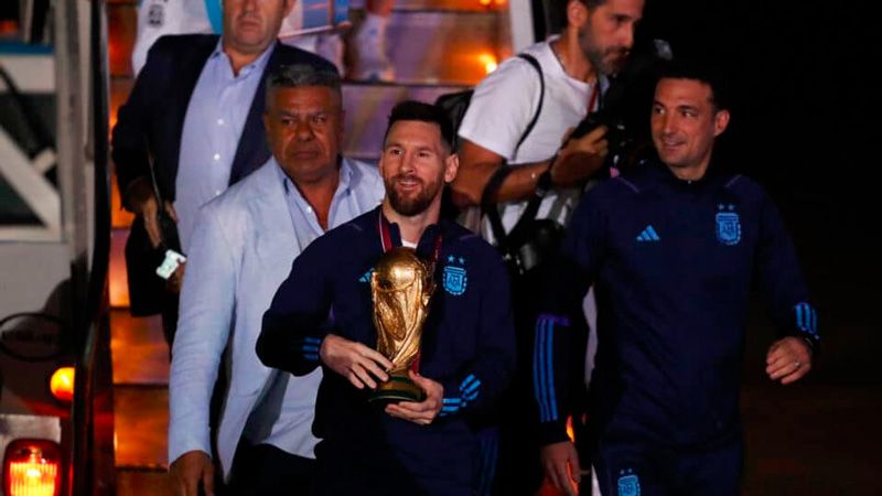 المنتخب الأرجنتيني يعود إلى بلاده بعد الظفر بكأس العالم