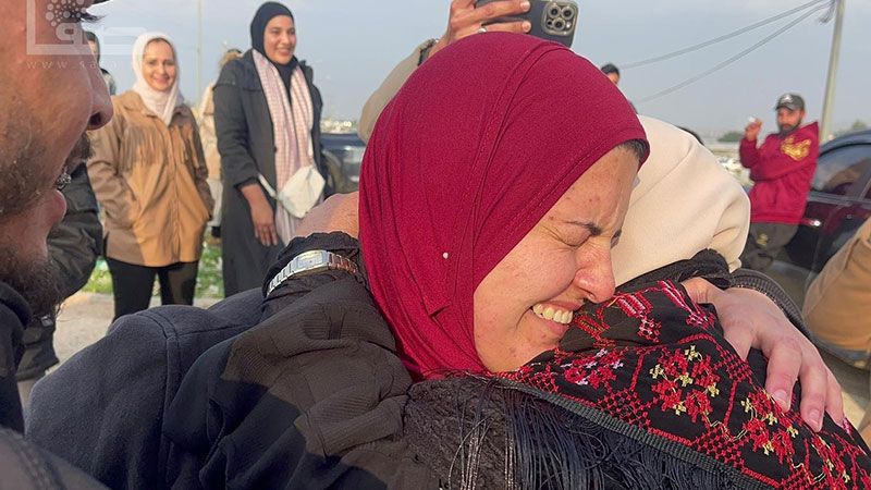 أسيرتان فلسطينيتان تعانقان الحرية 