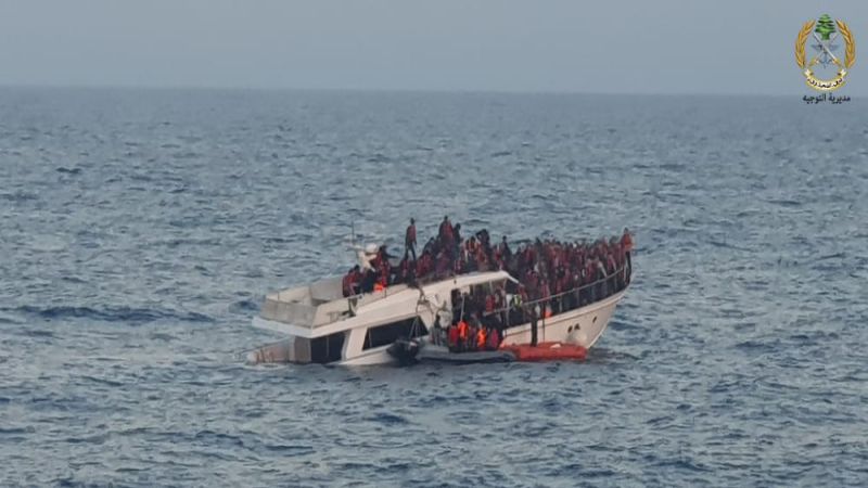 بالصور.. بحرية الجيش تنجي عشرات العائلات من فاجعة &quot;قارب موت&quot; جديد شمالًا