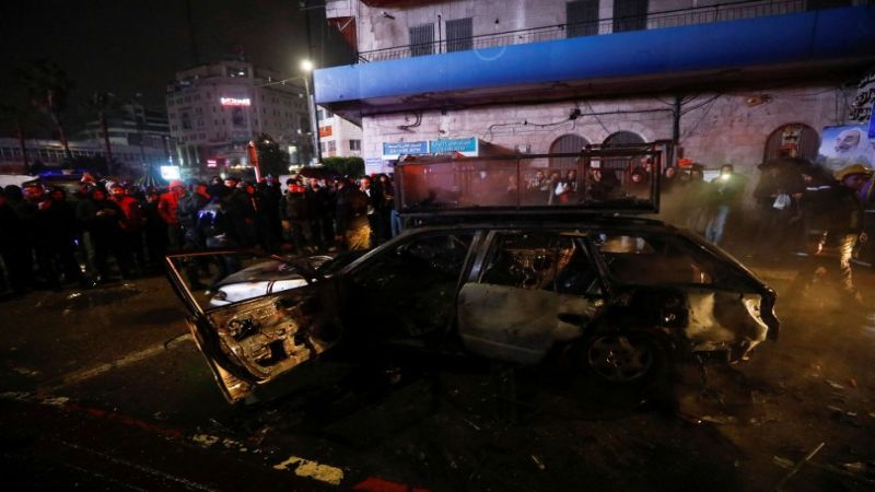 فلسطين: المستوطنون يحرقون السيارات ويعتدون على المواطنين في رام الله
