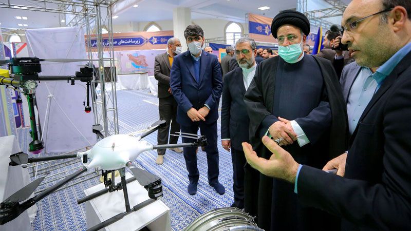 السيد رئيسي يتفقد معرض القدرات العلمية والصناعية للإنتاج المحلي الإيراني