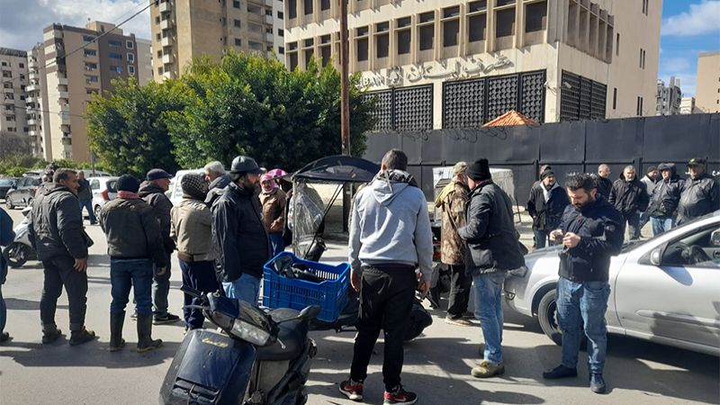 قطع طرقٍ في طرابلس وصيدا احتجاجًا على الأوضاع المعيشية
