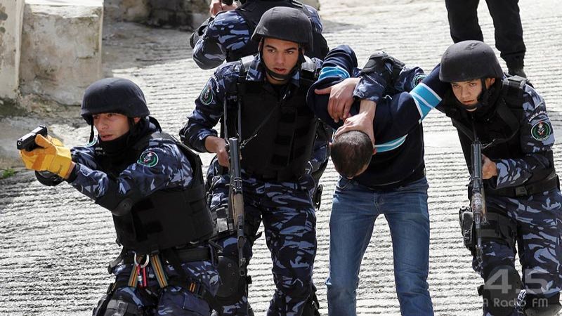 فلسطين| نادي الأسير: قوات الاحتلال تعتقل فجر اليوم عشرة مواطنين على الأقل من الضفة