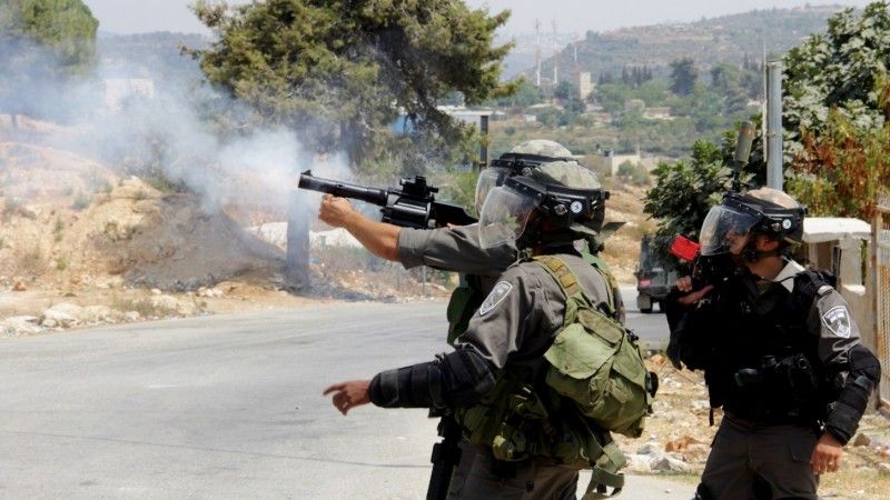 فلسطين: الاحتلال يُطلق قنابل الغاز بكثافة نحو منازل في قرية النبي