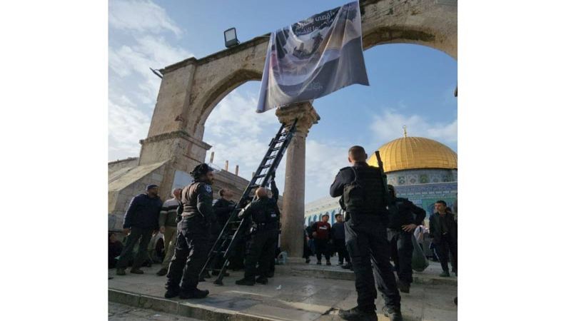 بالفيديو: الاحتلال يقتحم المسجد الأقصى ويزيل الرايات الفلسطينية المعلّقة بداخله