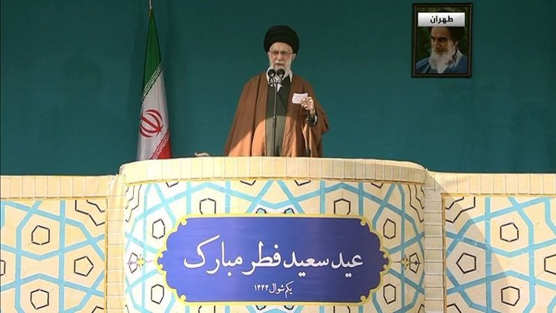 الإمام الخامنئي في خطبة عيد الفطر: الشعب الإيراني واعٍ وقد هزم العدو وسيفشله دومًا