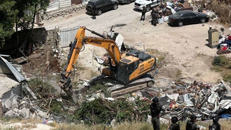 الاحتلال يهدم مبنى سكنيًا في بلدة سلوان ويشرّد العشرات