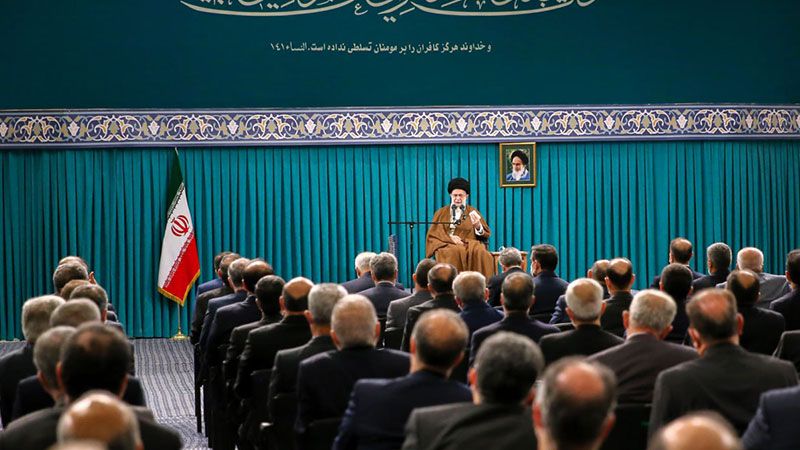 الإمام الخامنئي: لعدم السماح للأجانب بخلق المشاكل بين إيران وجاراتها
