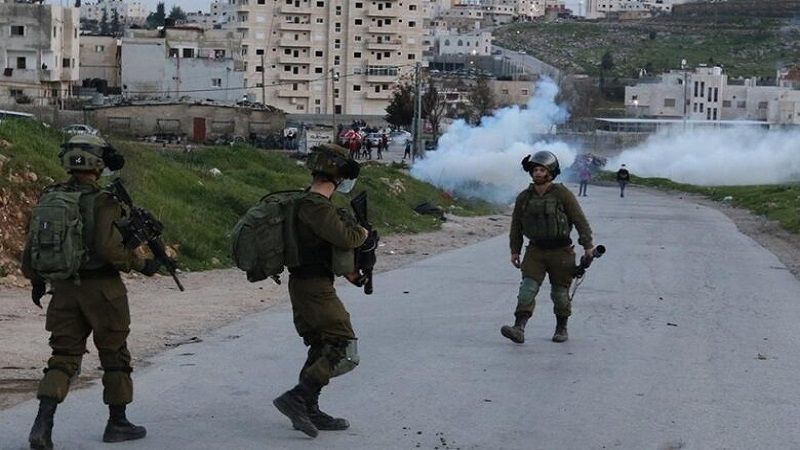 فلسطين اليوم: اندلاع مواجهات بين الشبان وقوات الاحتلال في بلدة عناتا شمال شرق القدس 