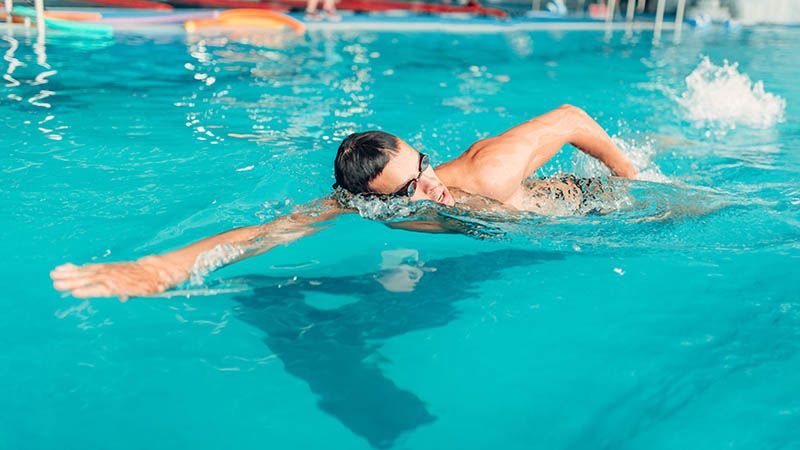 إليكم النصائح التالية لتجنب التشنجات العضلية أثناء السباحة 