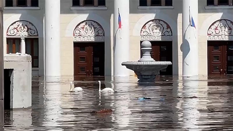 سلطات نوفايا كاخوفكا: إجلاء 500 من مناطق الفيضان وانحسار المياه تدريجيا من الشوارع