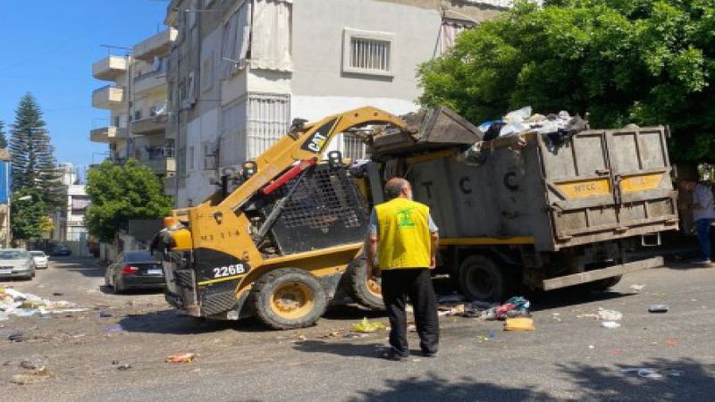 بالصور: حزب الله يرفع النفايات المكدسة على طريق صيدا - جزين